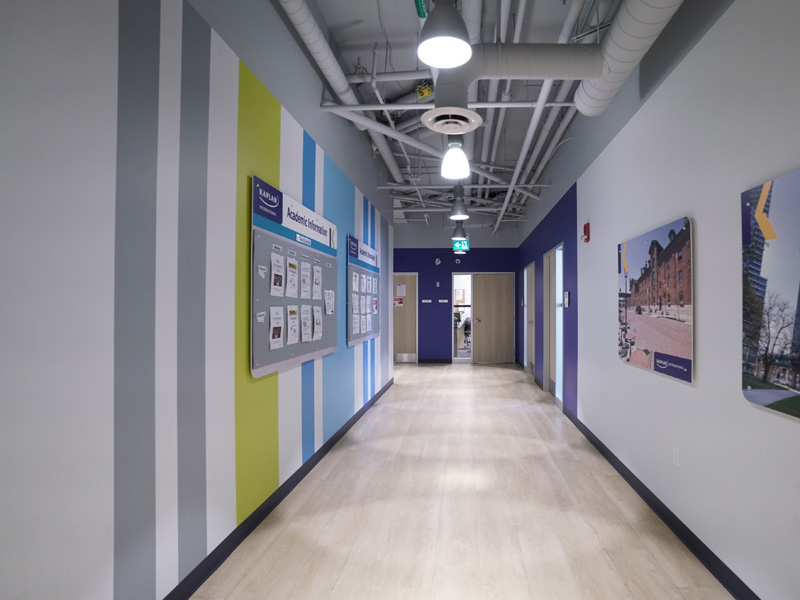 Aufenthaltsraum der Kaplan Sprachschule Toronto mit Snackautomaten und Sitzbereich