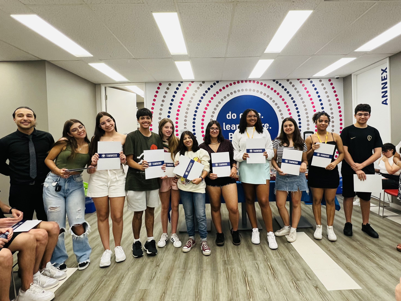 Sprachschülerinnen und Schüler mit Zertifikaten beim Abschluss an der Tamwood Sprachschule Toronto