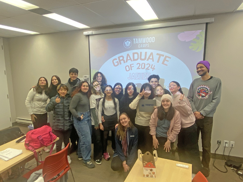 Sprachschüler feiern ihren Abschluss an der Tamwood Sprachschule Toronto
