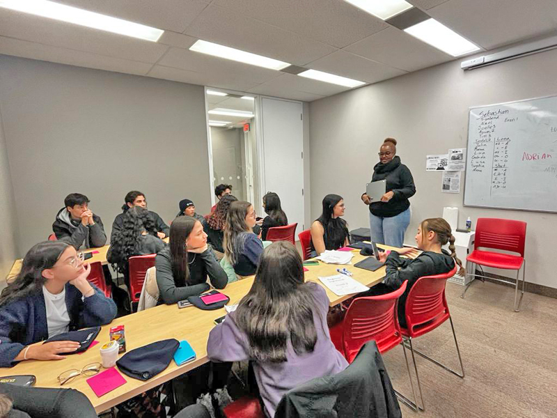 Unterrichtsszene an der Tamwood Sprachschule Toronto mit motivierten Schülern und Lehrkraft