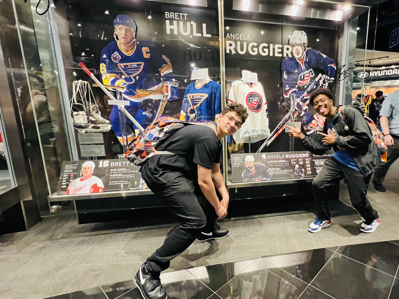 Sprachschüler besuchen das Eishockeymuseum in Toronto während eines Ausflugs des Sprachcamps