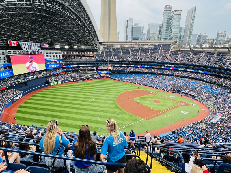 Sprachschüler erleben ein Baseballspiel im Rogers Centre Toronto während ihrer Sprachreise