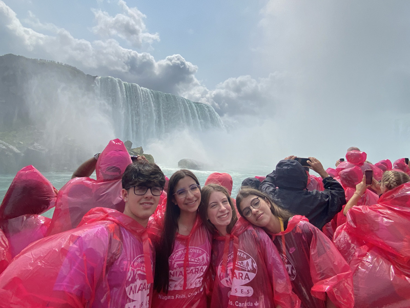 Schülergruppe der Tamwood Sprachschule besucht die Niagara Fälle während eines Wochenendausflugs