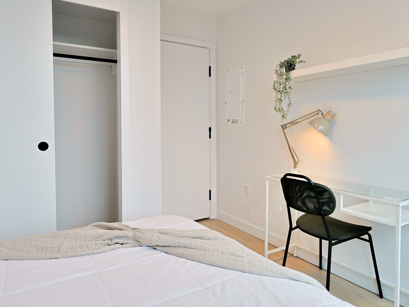 Modernes Einzelzimmer der CEL Vancouver Unterkunft mit Schreibtisch und Stauraum