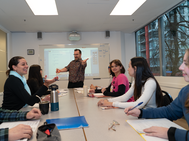 Englischunterricht in der CEL Vancouver Sprachschule mit Lehrer und internationaler Lerngruppe