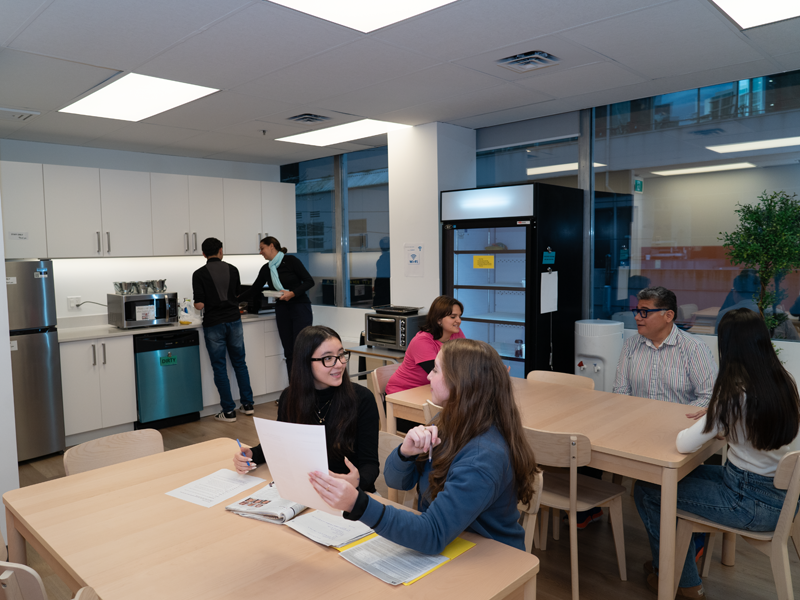 Gemeinschaftsküche der CEL Vancouver Sprachschule mit Schülern beim Austausch und Lernen