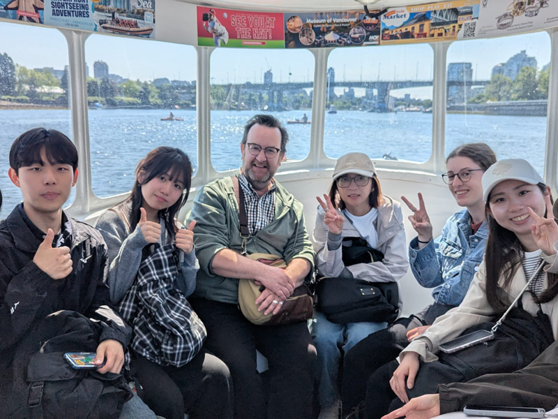 Ausflug der CEL Vancouver Sprachschule: Schüler genießen eine Bootstour in Vancouver