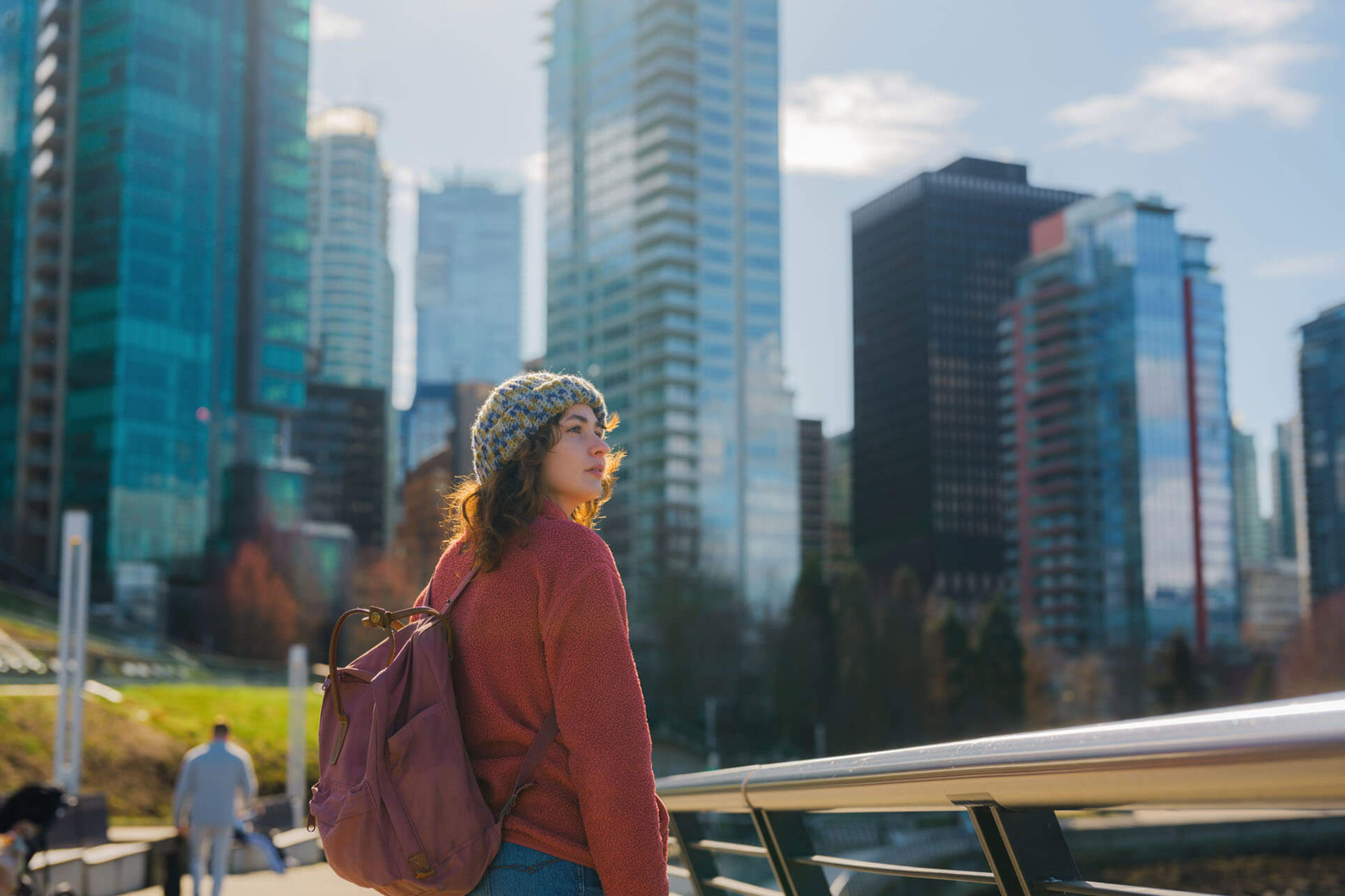 Studentin mit Rucksack blickt auf die Skyline von Vancouver während einer Sprachreise zum Englisch lernen in Kanada