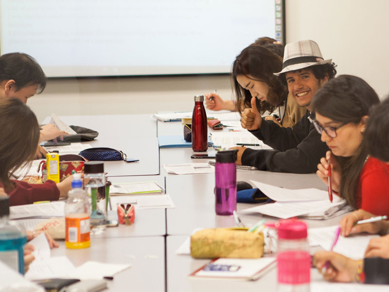 Studierende lernen gemeinsam im Englischkurs an der EC Vancouver Sprachschule