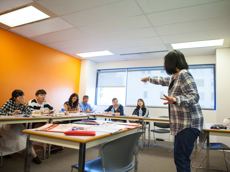 Unterrichtsszene mit Lehrerin und Sprachschülern in einem modernen Klassenraum der EC Vancouver Sprachschule