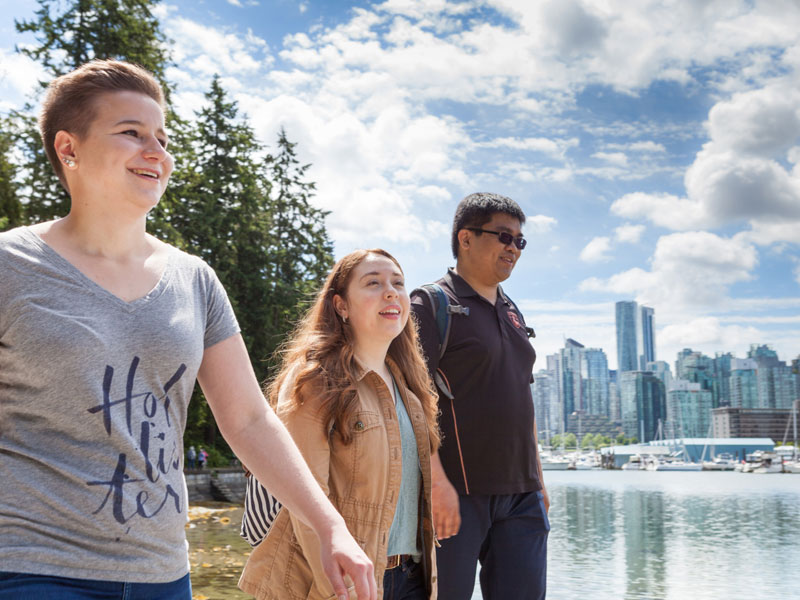 Sprachschüler erkunden gemeinsam die Stadt Vancouver bei einem Ausflug während ihrer Sprachreise