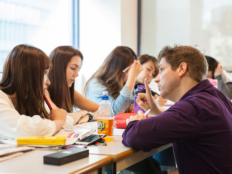 Lehrer erklärt Unterrichtsinhalte im Englischkurs an der EC Vancouver Sprachschule