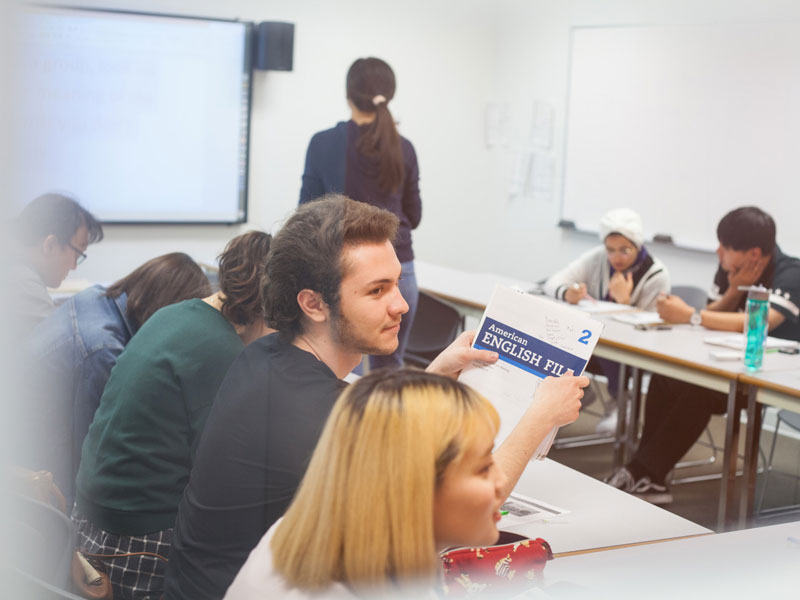 Sprachschüler arbeiten mit Englischlehrmaterialien im Klassenzimmer der EC Vancouver Sprachschule