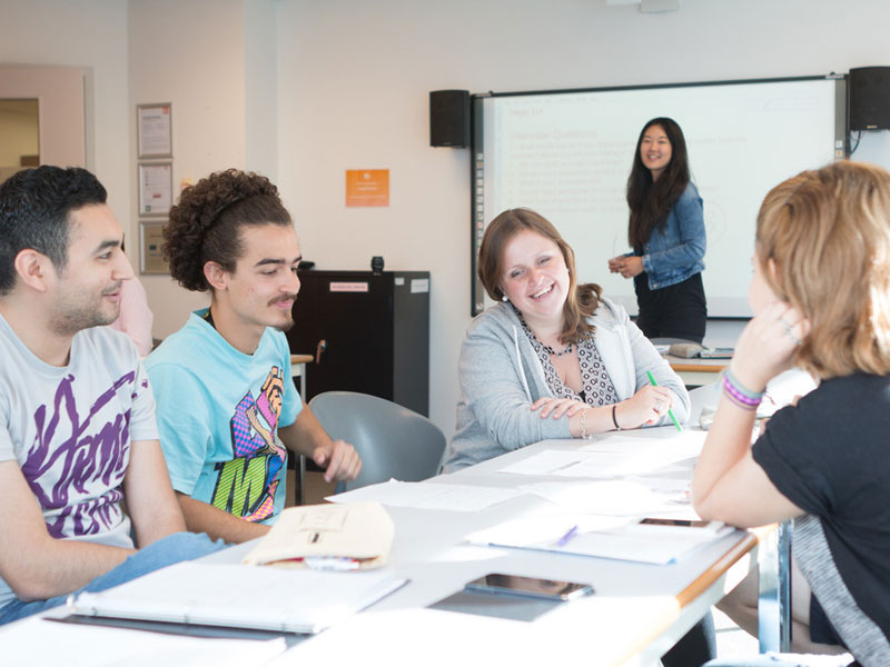 Gruppe internationaler Sprachschüler lernt gemeinsam an der EC Vancouver Sprachschule