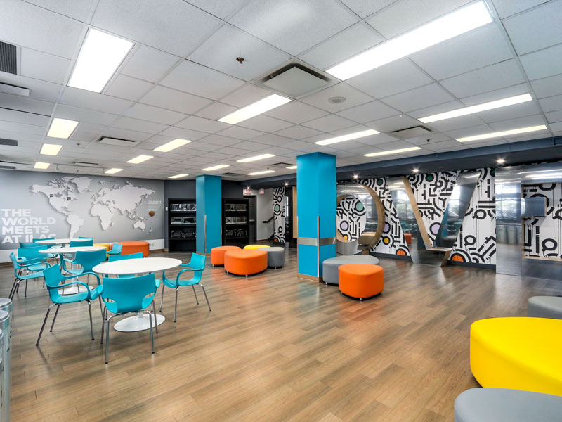 Aufenthaltsbereich der ILAC Sprachschule Toronto mit farbenfrohem Design und Sitzgelegenheiten