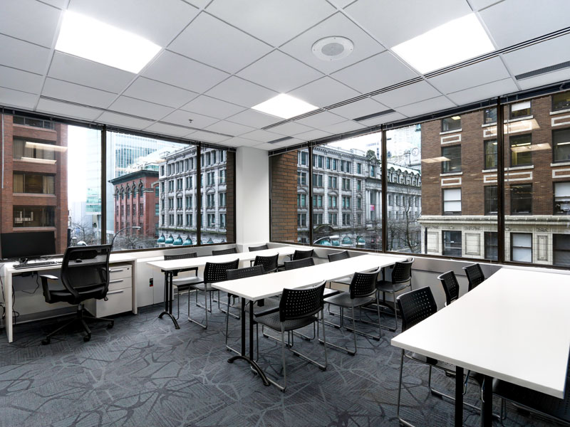 Helles Klassenzimmer der ILAC Sprachschule Toronto mit Blick auf die Innenstadt