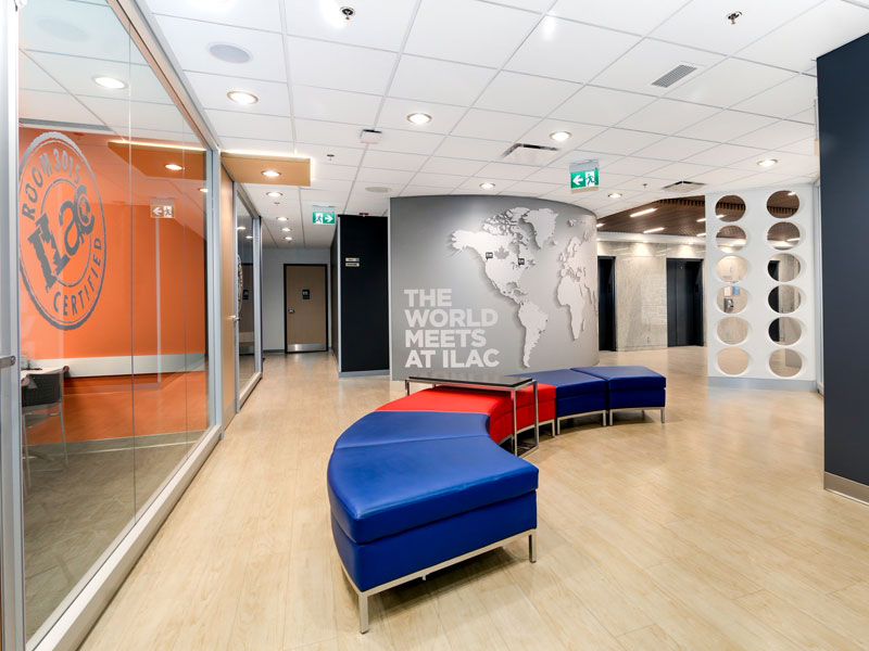 Lounge der ILAC Sprachschule Toronto mit Weltkarte und Motto „The world meets at ILAC“