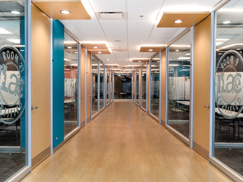 Moderner Flur der ILAC Sprachschule Toronto mit Glaswänden und Klassenzimmern