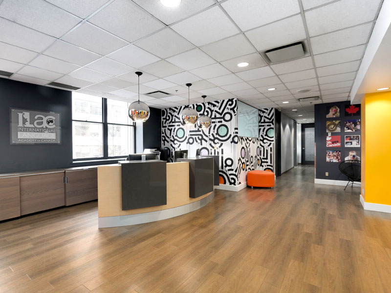 Empfangsbereich der ILAC Sprachschule Toronto mit modernem Interieur und stilvollen Akzenten