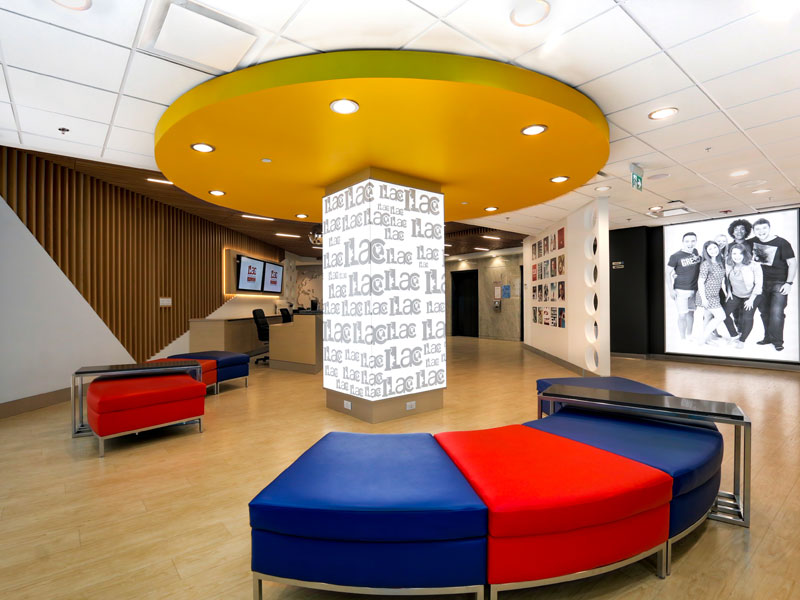 Aufenthaltslounge der ILAC Sprachschule Toronto mit markanter gelber Decke und ILAC-Säule