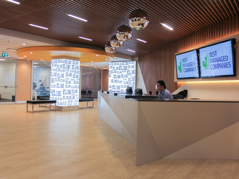 Empfangsbereich der ILAC Sprachschule Vancouver mit moderner Einrichtung und stilvollem Design