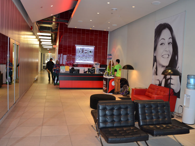Lobby der ILAC Sprachschule Vancouver mit Sitzmöglichkeiten und freundlicher Atmosphäre