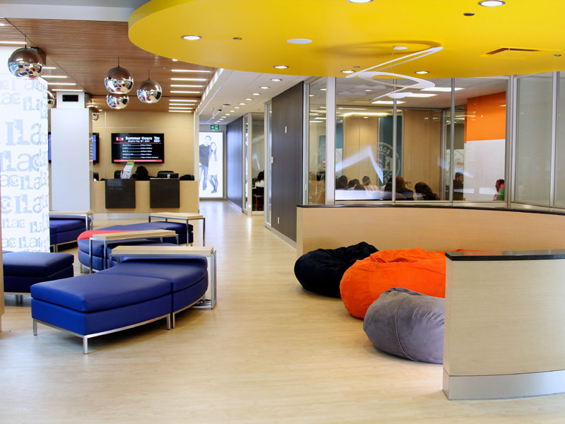 Aufenthaltsraum der ILAC Sprachschule Vancouver mit hellen Farben und bequemen Sitzsäcken