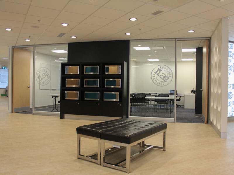 Moderner Lernbereich der ILAC Sprachschule Vancouver mit Klassenzimmern und Glaswänden