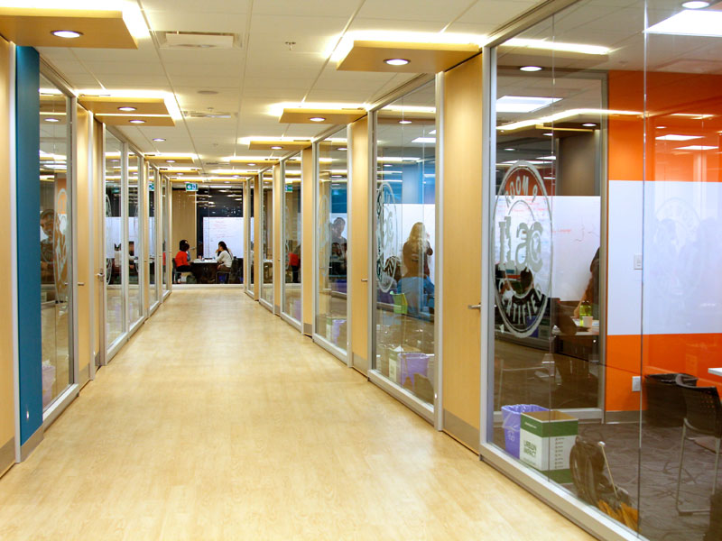 Flur der ILAC Sprachschule Vancouver mit hellen Räumen und Einblick in den Unterricht