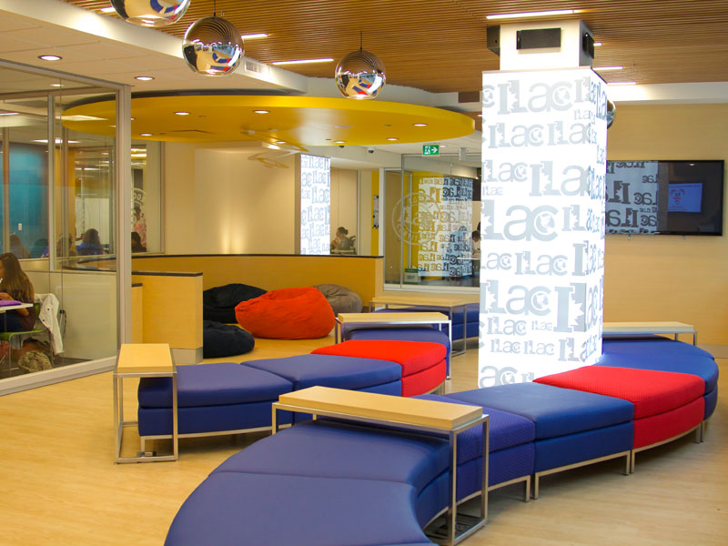 Aufenthaltslounge der ILAC Sprachschule Vancouver mit modernen Sitzgelegenheiten und entspannter Lernatmosphäre
