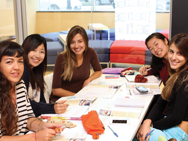 Internationale Sprachschüler beim gemeinsamen Englischlernen an der ILAC Sprachschule Vancouver