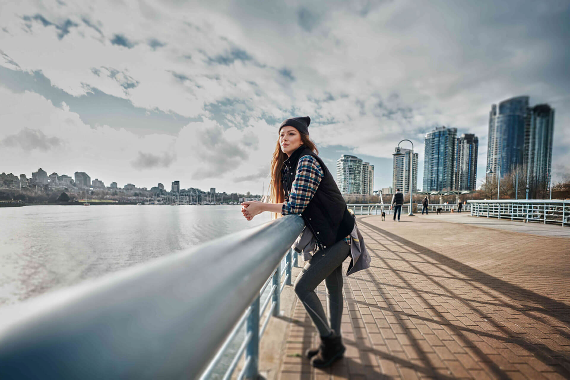Sprachstudentin am Hafen von Vancouver mit Blick auf Skyline und Wasser während ihrer Sprachreise