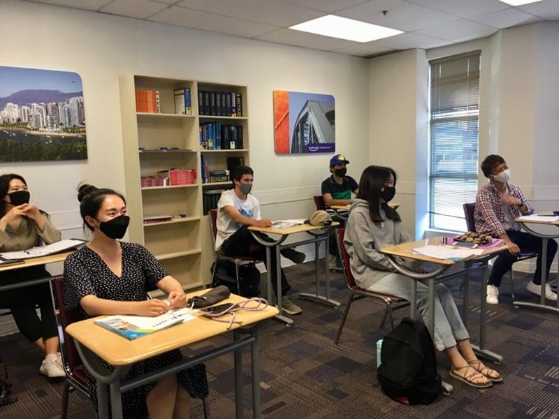 Unterricht an der Kaplan Sprachschule Vancouver mit Sprachschülern in einem modernen Klassenraum