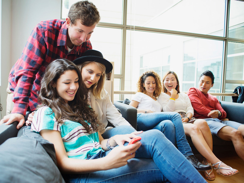 Sprachschüler entspannen gemeinsam in der Lounge der Kaplan Sprachschule Vancouver