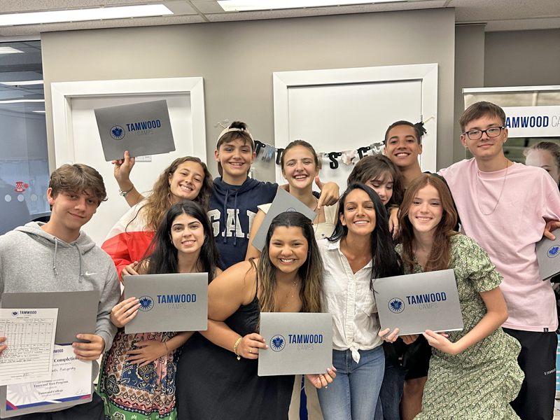 Kinder und Schüler feiern ihren Abschluss im Tamwood Sprachcamp Vancouver