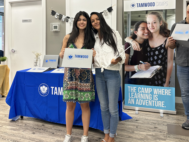 Teilnehmerin des Tamwood Sprachcamps Vancouver bei der Zertifikatsvergabe