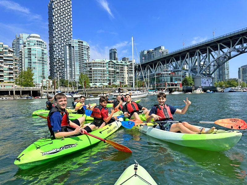 Freizeitaktivität im Tamwood Sprachcamp Vancouver beim Kajakfahren in der Sonne