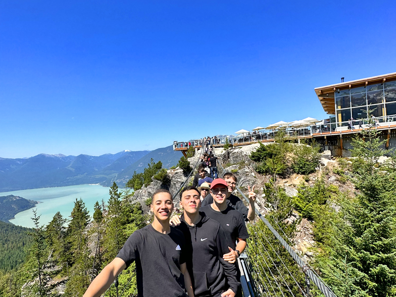 Kinder und Schüler des Tamwood Sprachcamps Vancouver auf Ausflug in den Bergen