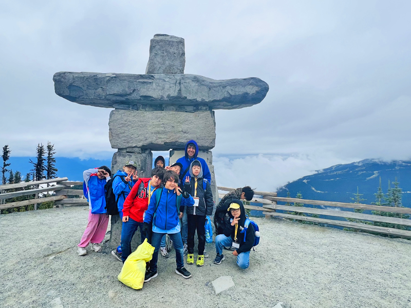 Schülergruppe des Tamwood Sprachcamps Vancouver vor dem Capilano Suspension Bridge Park