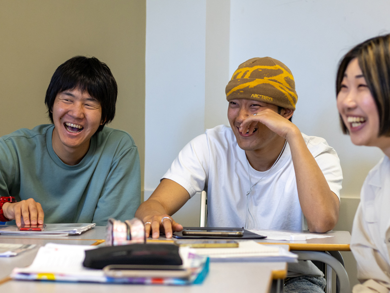 Sprachschüler lachen im Unterricht – kommunikatives Lernen an der Global Village Sprachschule Victoria