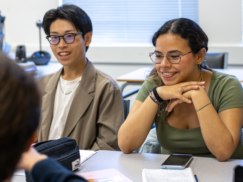 Internationale Studierende im Dialog während des Englischkurses in Victoria (Global Village)