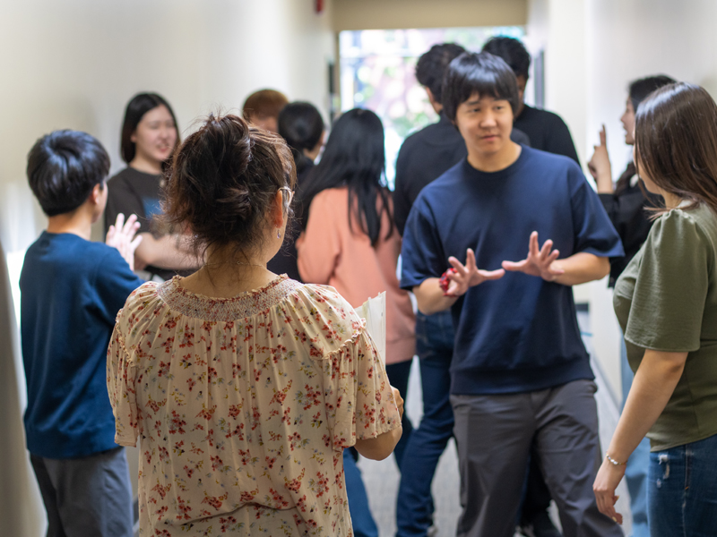 Gruppenaktivität im Flur: Speaking Practice an der Global Village Sprachschule Victoria