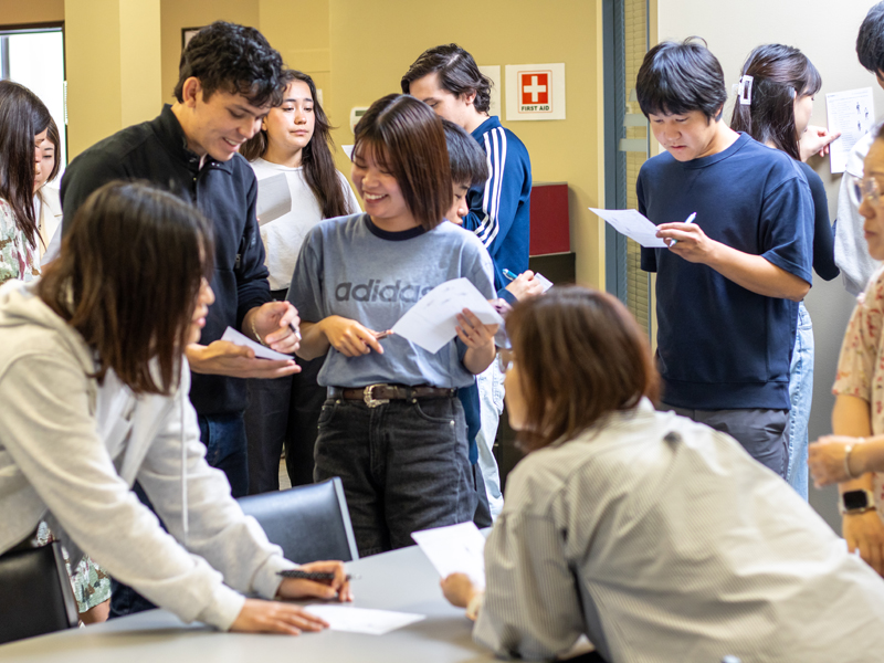 Klassenzimmer-Gruppenarbeit: Englisch lernen in Victoria an der Global Village Sprachschule