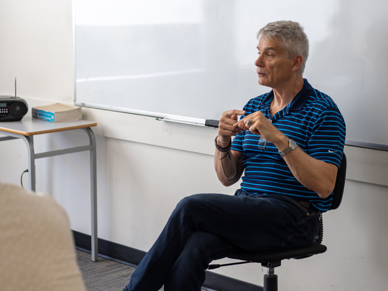 Dozent im Gespräch mit Sprachschülern – fokussierter Unterricht bei Global Village Victoria