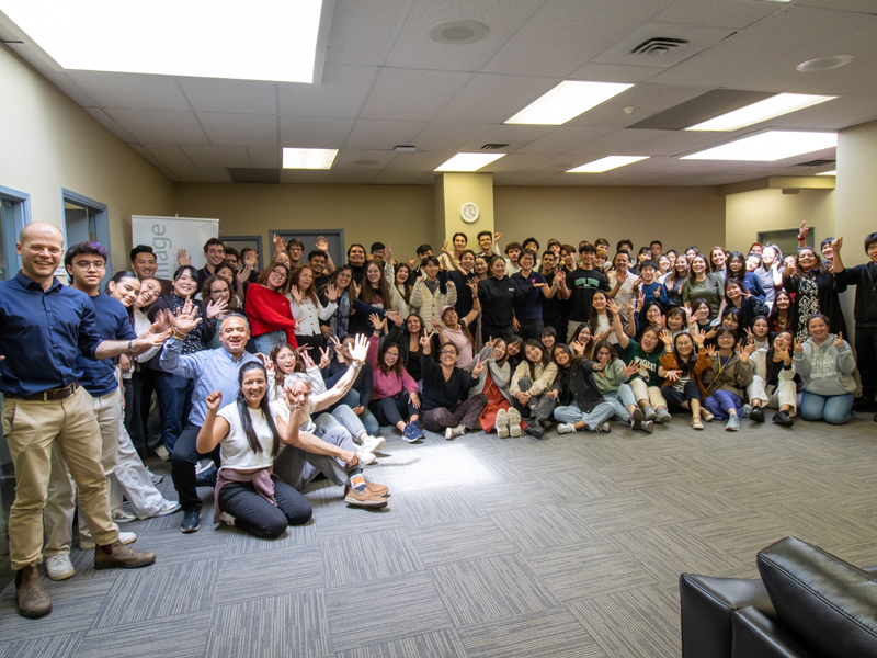 Großes Gruppenfoto der Sprachschüler – Gemeinschaft an der Global Village Sprachschule Victoria