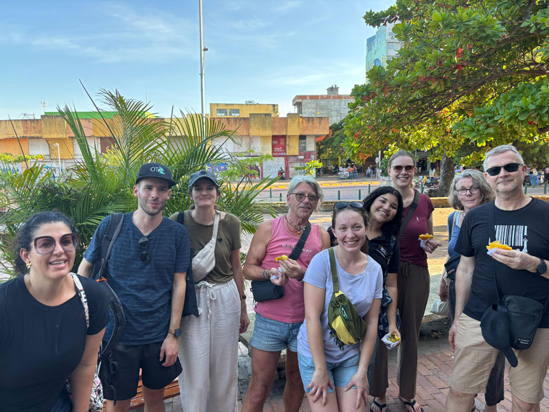 Gruppe von Teilnehmenden genießt die Sonne während einer Stadtführung in Cartagena
