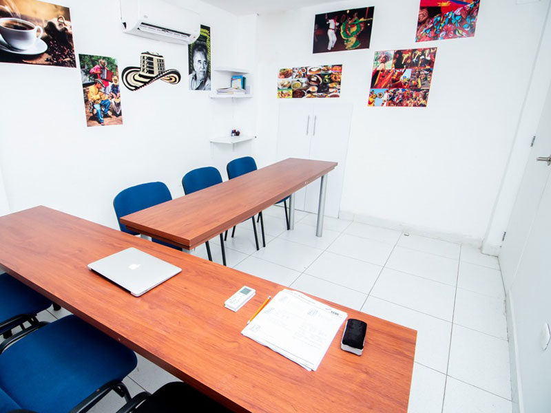 Modern ausgestattetes Klassenzimmer für Spanischunterricht in kleinen Gruppen