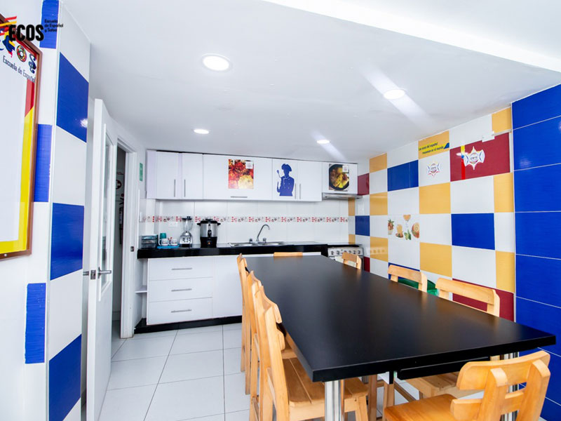 Gemeinschaftsküche der Sprachschule mit landestypischem Dekor in Cartagena