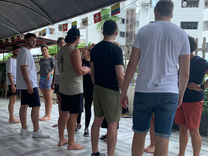 Kursteilnehmende im Gespräch während einer Pause im Außenbereich der Sprachschule