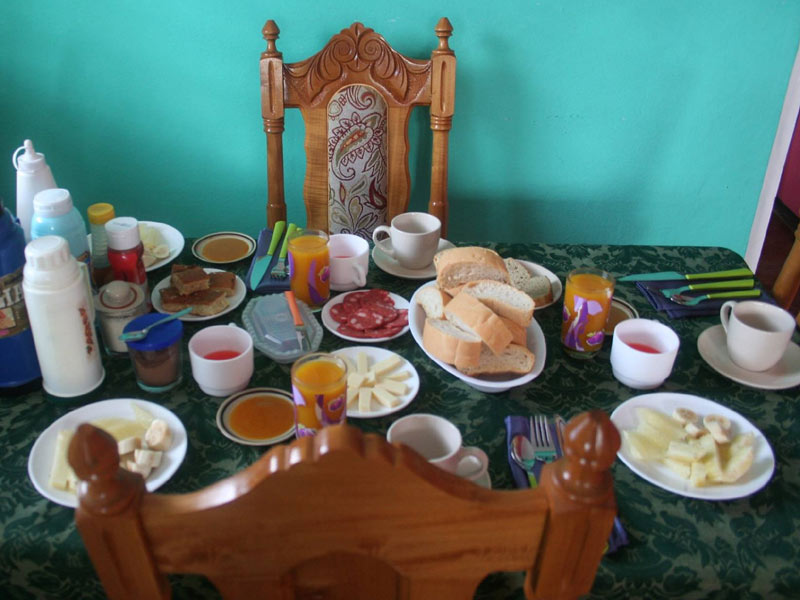 Typisches Frühstück in einer kubanischen Gastfamilie mit Brot, Käse und Saft